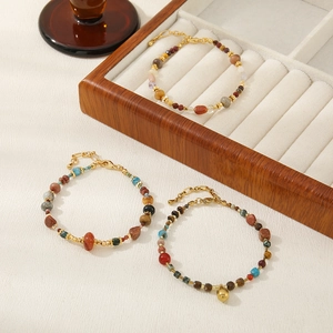 Nahaufnahme von Retro Achat Perlenarmbändern mit Glückselefanten und Goldanhängern