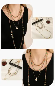 Detail einer mehrlagigen Boho-Perlenkette mit Kleeblatt, Sternen und Barockperlen-Anhänger