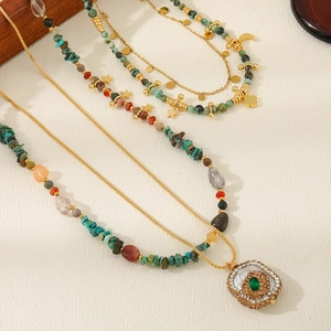Boho Mehrlagige Halskette mit bunten Natursteinen und Vintage Anhänger Details