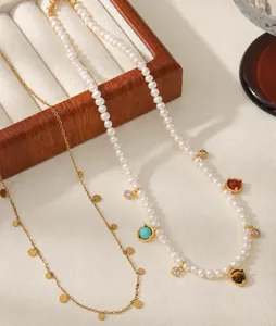 Détail d'un collier de perles avec pendentifs turquoise et œil de tigre sur boîte en bois