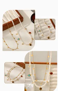 Détail du collier doré multicouche avec perles d'eau douce et pierres précieuses