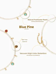 Détail macro de perles d'eau douce naturelles avec pendentifs turquoise et oeil de tigre