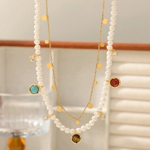 Collier élégant à double rang avec perles d'eau douce et pendentifs gemmes variés