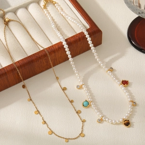 Collier élégant en perles d'eau douce avec pendentifs en turquoise et œil de tigre