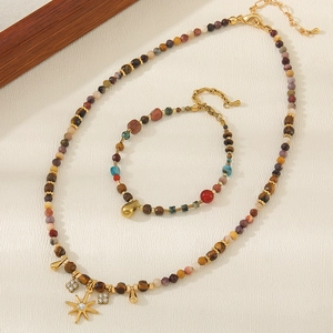 Detail von Tigerauge-Perlenhalskette und Armband-Set mit Sternanhänger-Anhängern