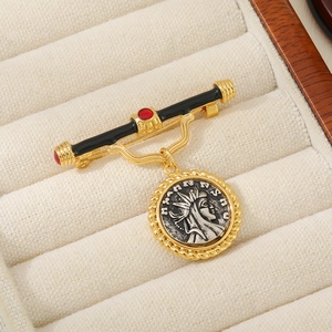Vintage Portrait Relief Coin Brooch For Women Medieval Style Black Enamel Red Stone Pendant Gold Silver Pins Jewelry