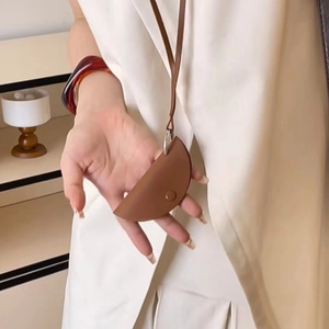 Collana Minimalista Con Pochette a Mezzaluna in Pelle PU Con Catena in Lega Mini Custodia per Occhiali per Donna Gioielli