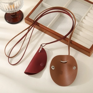 Collana lunga con ciondolo a mezzaluna in pelle PU marrone e chiusura con bottone automatico