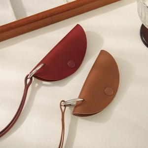 Collana lunga con ciondoli a mezzaluna in pelle PU rossa e marrone per un look minimalista