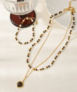 Detailansicht von Tigerauge Perlenkette und Armband Set mit goldenem Metall Löffel Anhänger