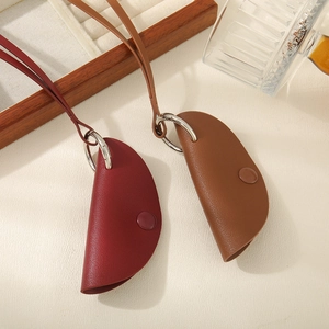 Collana con pochette a mezzaluna in pelle PU con anello argento e cordino lungo