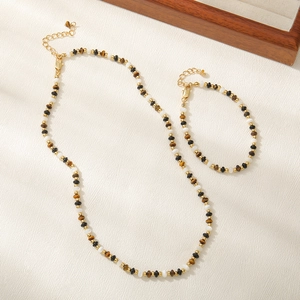 Detailansicht von Tigerauge-Perlenkette und Armband-Set mit goldenem Verschluss