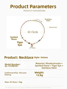 Detalle del collar de cuentas de piedras naturales con colgante de corazón rosa