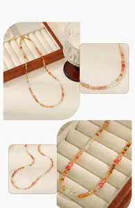 Detalle macro de collar de cuentas coloridas con piedras naturales rosas y cuentas doradas