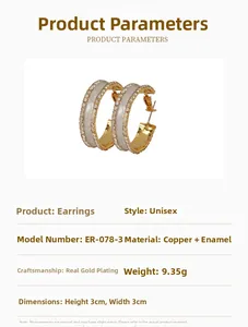 Detalle de pendientes de aro en C bañados en oro con goteo de esmalte blanco y cristales