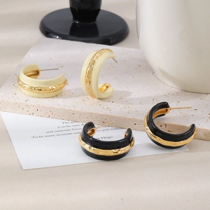 Elegantes pendientes de aro en forma de C en esmalte beige y negro con raya dorada