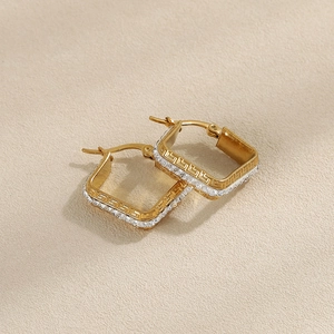 Elegantes pendientes de aro cuadrados dorados con greca griega y cristales brillantes