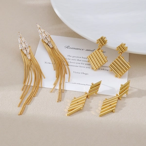 Elegante conjunto de pendientes dorados con borlas y aretes geométricos con textura fina