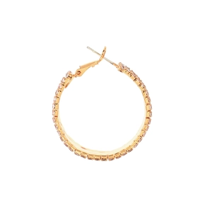 Aros de lujo en oro rosa con pavé de cristales brillantes sobre fondo blanco puro