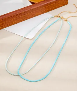 Detalle de collares de cuentas en plata 925 hechos a mano con piedras naturales azules