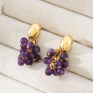 Elegantes pendientes de racimo de uvas púrpuras con acabado dorado en joyero