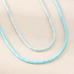 Primer plano de collares de plata 925 con cuentas heishi en azul mar y verde menta
