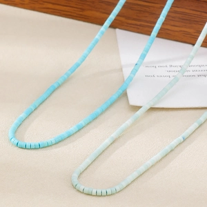Detalle de collares de cuentas heishi azules y turquesas con plata 925 estilo boho