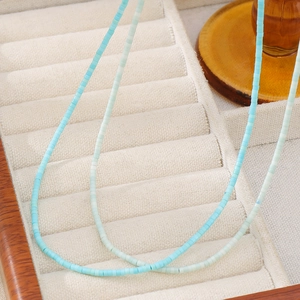 Collar de cuentas de plata 925 hecho a mano con piedra natural azul claro en bandeja
