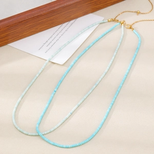 Detalle del collar de plata 925 con cuentas de piedras naturales en azul claro y menta