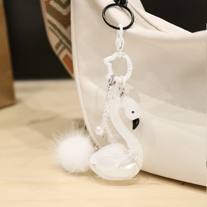 Süßer weißer Schwan Acryl-Schlüsselanhänger mit Plüschkugel an Segeltuchtasche