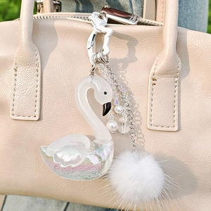 Irisierender Schwan-Taschenanhänger mit weißem Pelz-Pompon und Perlen-Details