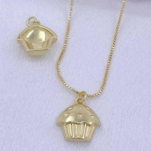 Detailansicht der goldene Cupcake-Halskette mit Zirkonia-Steinen und strukturierter Oberfläche