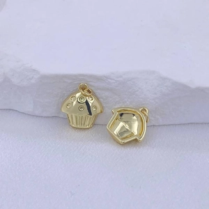 Detailaufnahme der goldenen 3D-Cupcake-Anhänger mit strukturierter Oberfläche und Details
