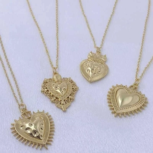 Vintage Baroque Sacred Heart Pendant Necklace For Women Copper Gold Plated Heart Crown Retro Niche Design Jewelry Gift