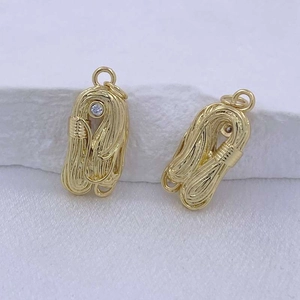 Nahaufnahme des goldenen Seil-Anhängers mit glänzendem weißem Zirkonia-Stein-Besatz