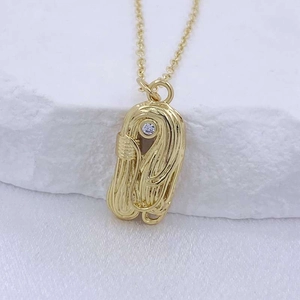 Elegante goldene Halskette mit gedrehtem Anhänger und einem kleinen funkelnden Zirkonstein