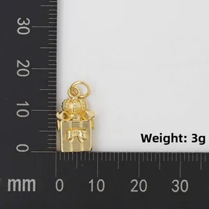 Mesure détaillée du pendentif boîte cadeau dorée avec nœud affichant les dimensions