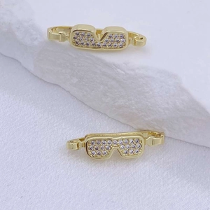 Detailansicht goldener Sonnenbrillen-Anhänger mit violetten Zirkonen für DIY Schmuck
