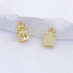 Pendentif boîte à nœud doré élégant pour femme avec relief détaillé et dos poli brillant