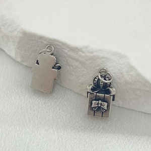 Colliers pendentifs boîte cadeau vintage or et argent pour femmes vus de face et de dos