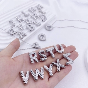 Minimalistische silberne Buchstaben-Halsketten mit strukturierter Diamantschliff-Oberfläche