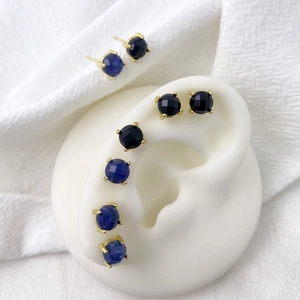 Set of gold-plated stud earrings with round blue and black faceted zircon stones