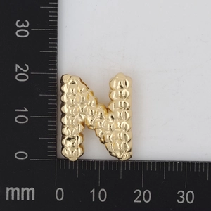 Detailansicht des goldenen Buchstaben-N-Anhängers zeigt 20 mm Höhe auf einer Messskala