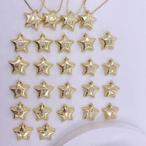 Detailansicht der goldenen Sternanhänger mit weißen Kristallen und A-Z Buchstaben