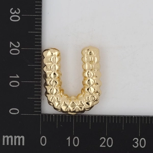Makro-Detail des goldenen U-Initialanhängers mit Rautenstruktur, Maße ca. 21x18mm