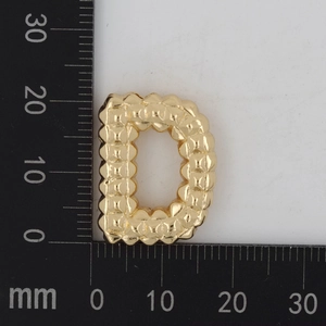 Detailansicht des goldenen Buchstaben D Anhängers mit Textur und Maßangabe von 25 mm Höhe