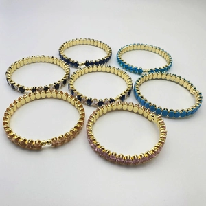 Vue détaillée de bracelets colorés avec zircons ovales et monture en métal doré
