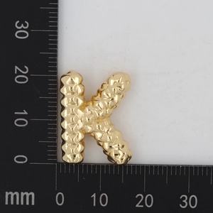 Detaillierte Messung des Goldanhängers Buchstabe K mit 26mm Höhe und Textur-Finish