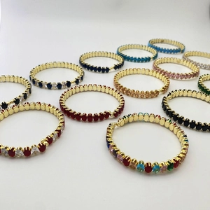Bracelet luxueux plaqué or avec des pierres de zircone cubique colorées et rondes