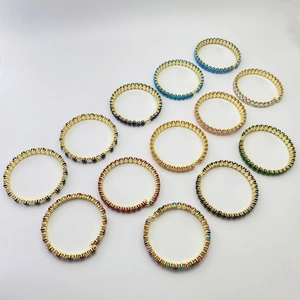 Détail de douze bracelets de tennis en zircone multicolore avec monture plaquée or fin